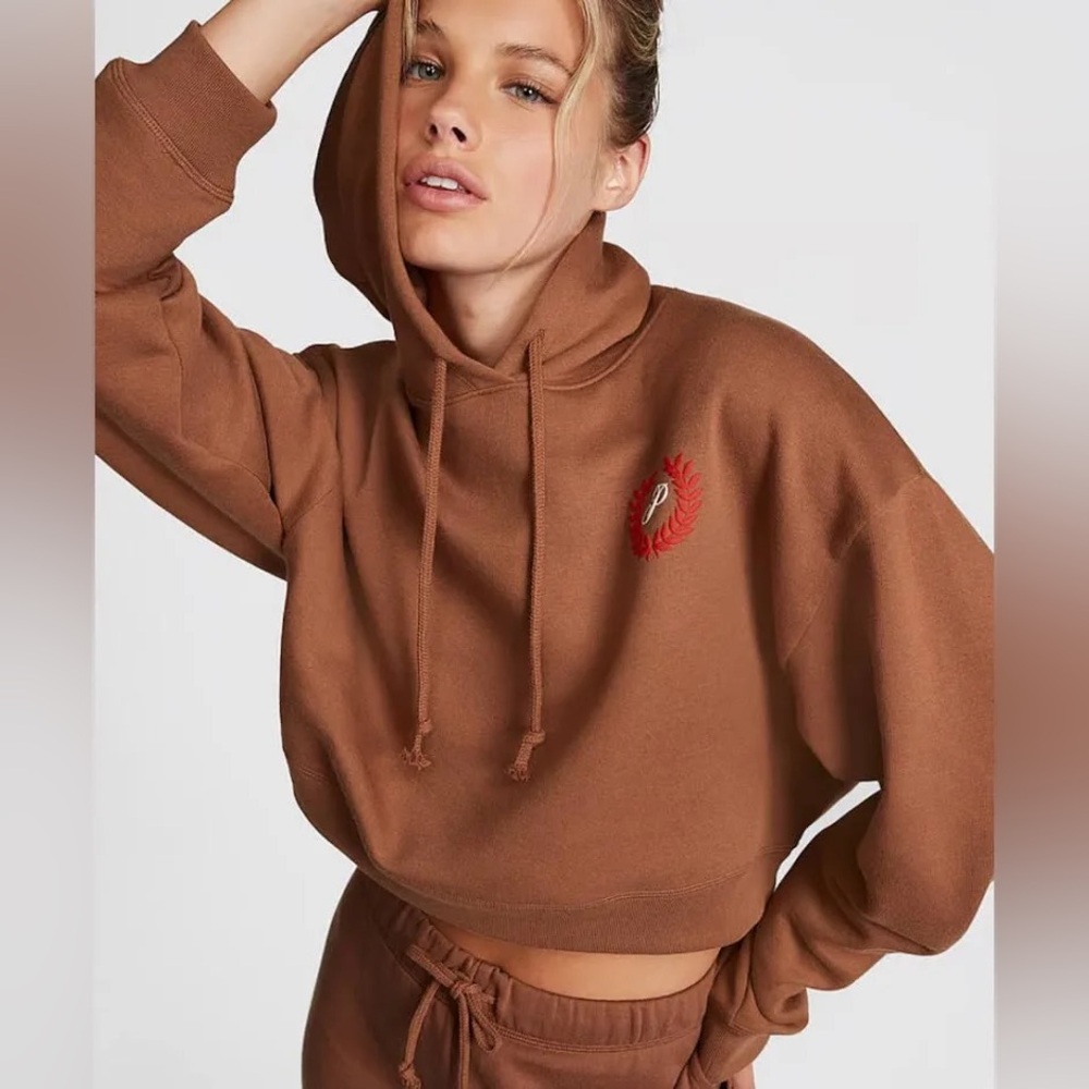 ❥𝒱𝒮 𝐏𝐈𝐍𝐊: Everyday Fleece Cropped Hoodie - Brown/Red
